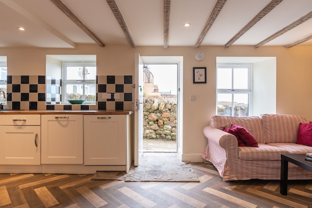 Cellardyke 3-bed Cottage, Sleeps 6 by Seafront view 5