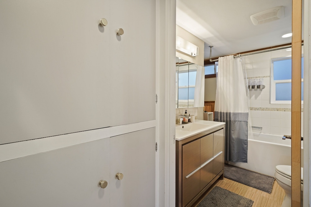 North West Nest 30 Day Minimum 2 Bedroom Home by RedAwning