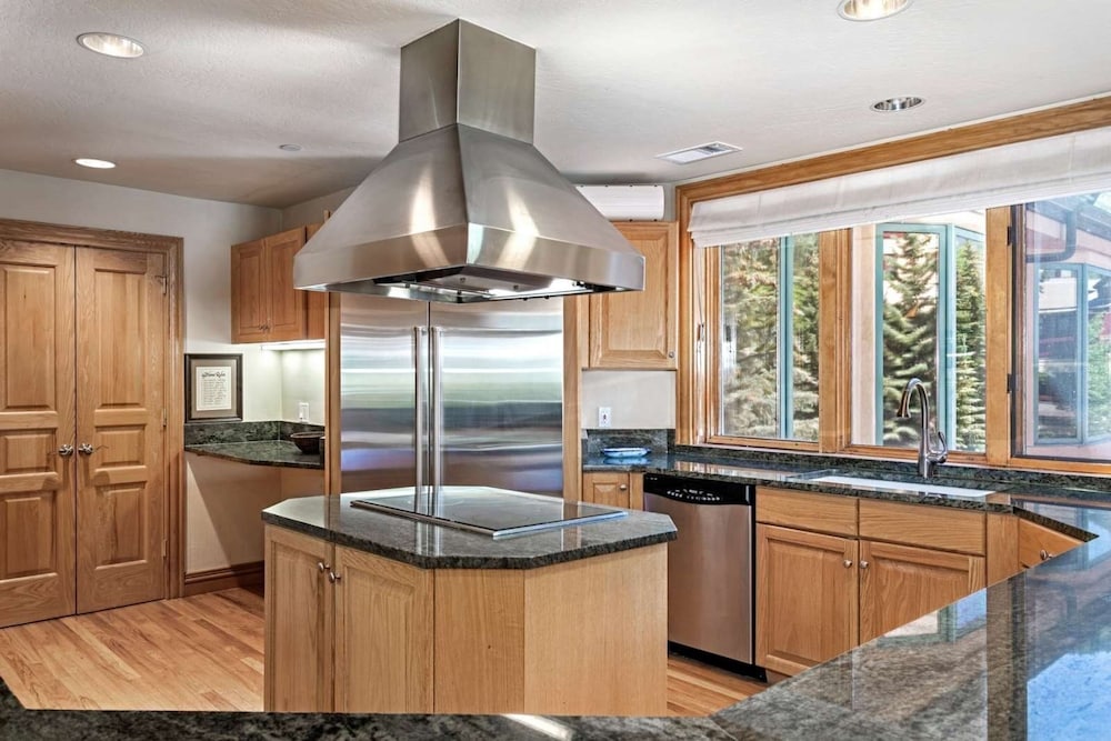 Ski in, Ski out 3 Bedroom in Beaver Creek Village With Excellent Mountain Views