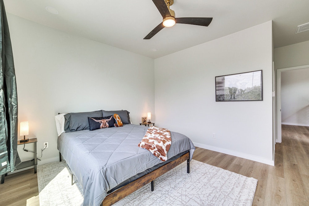 3 Mi to Dtwn Dallas: Pet-friendly Retreat w/ Yard