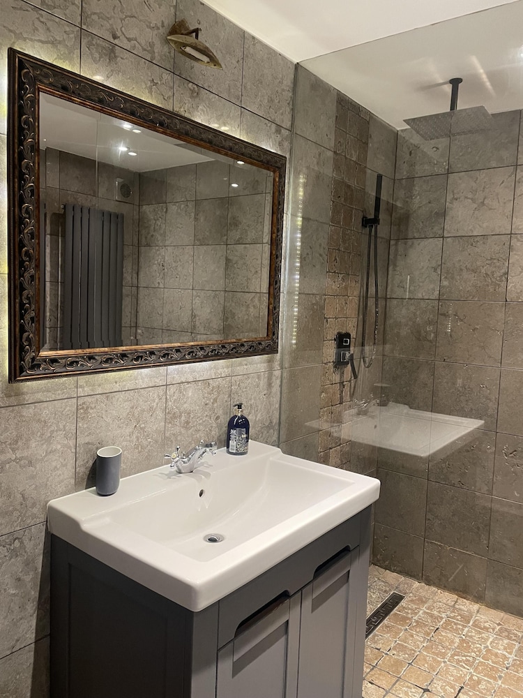Traditional Elegant Spacious English Home, 4bdr
