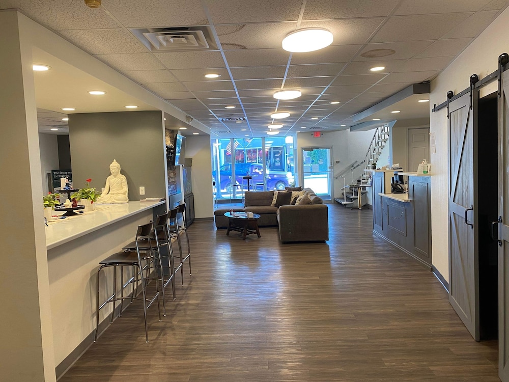 Days Inn by Wyndham Manitowoc view 3