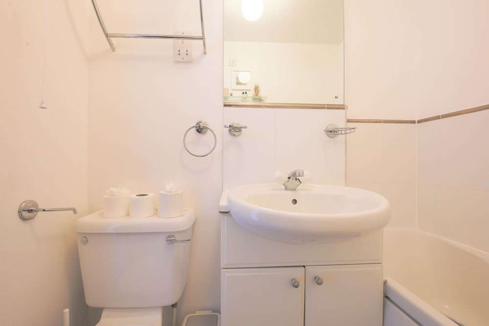 2 Bed Apartment Overlooking Water