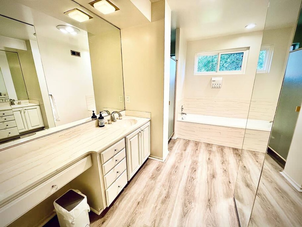 Pacific Dreams at Woodland Hills Distinguished 8 Br 6 5 BA Residence With Pool and Spa Sleeps 16