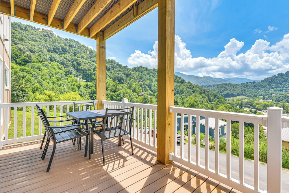 Near Hiking: Mtn-view Maggie Valley Escape!