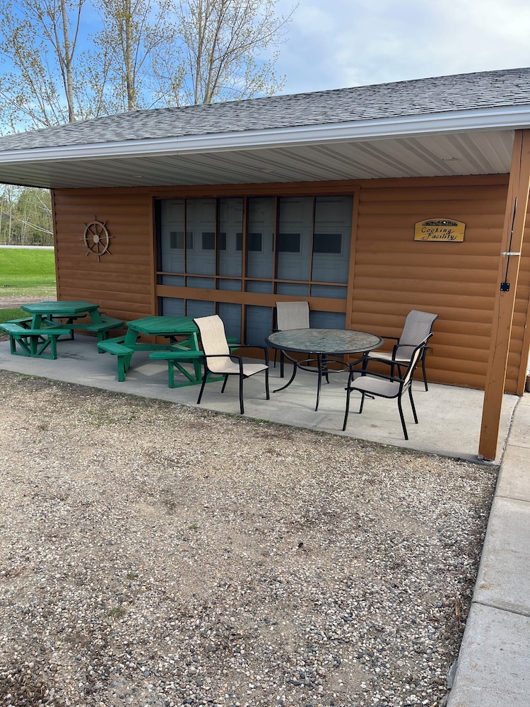 Lakeroad Lodge Motel & Charters