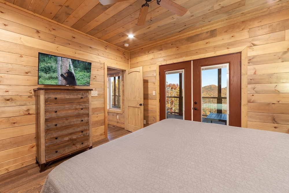 Victoria's Secrets 5 Bedroom Cabin by RedAwning view 5