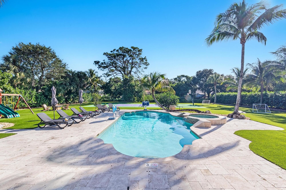 Luxurious 6-Bedroom Villa with Pool & Games