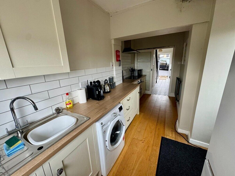 Cosy 2 Bedroom Home With Parking Near City Centre