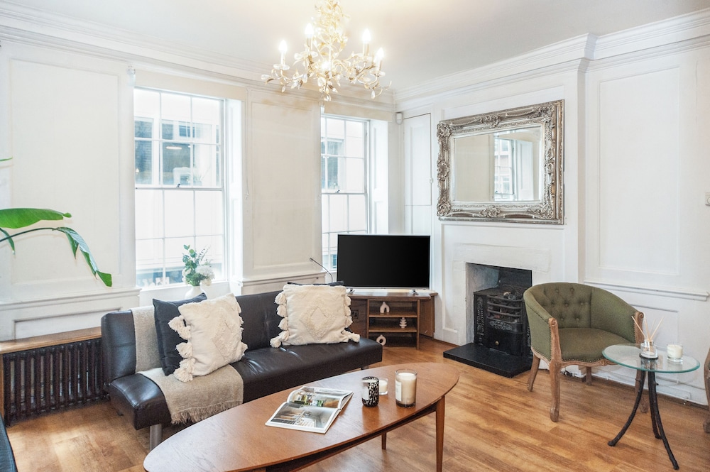 Spacious 3BR 2BA Flat in Central Soho