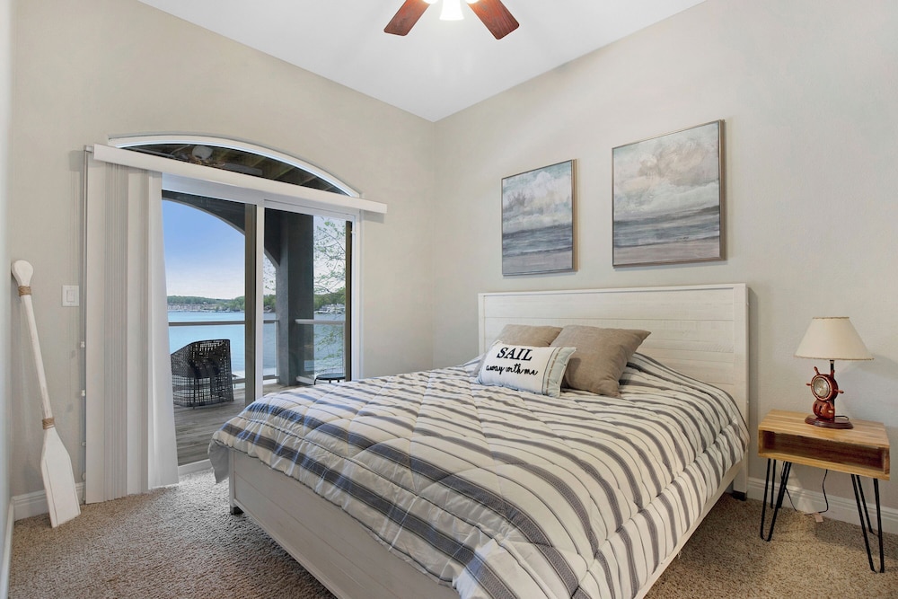 Huge! Sleeps 30-kayaks, Pedal Boat & Paddle Boards