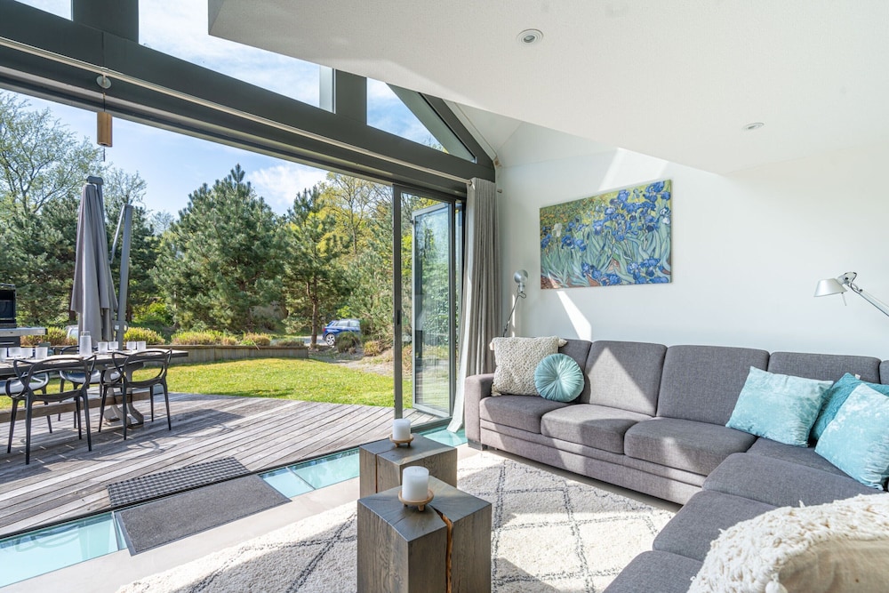Charming 8-person Villa With hot tub Near the Forest