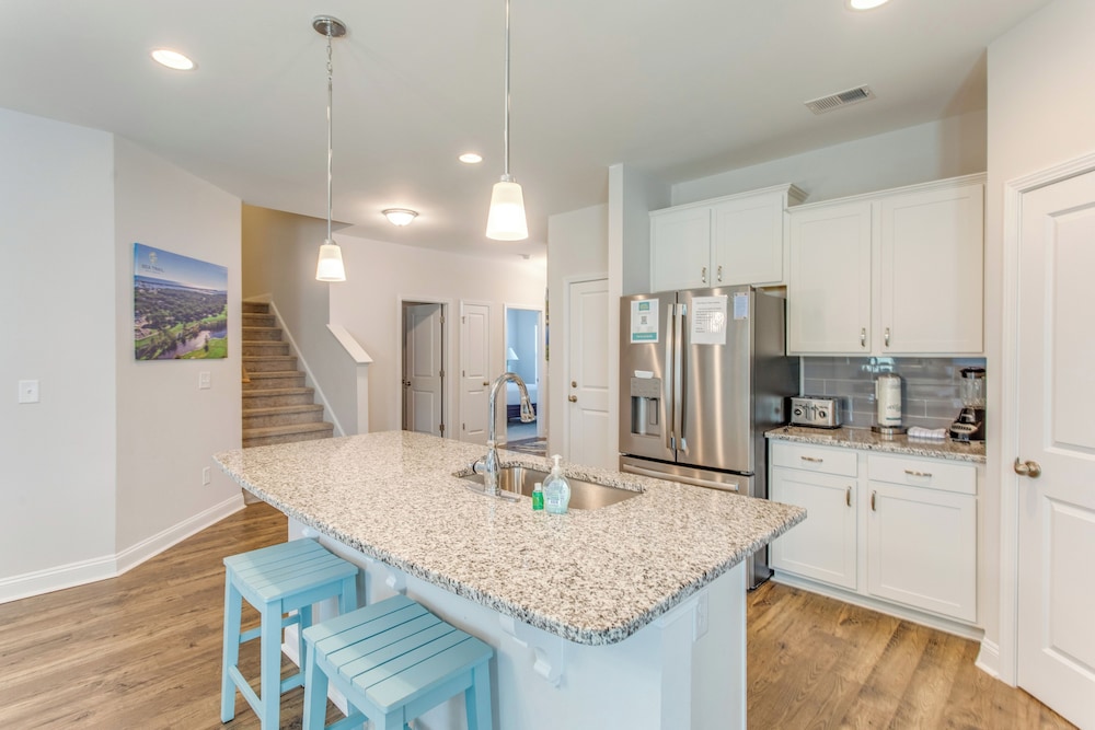 4 Mi to Beaches: Sleek Retreat in Ocean Isle Beach