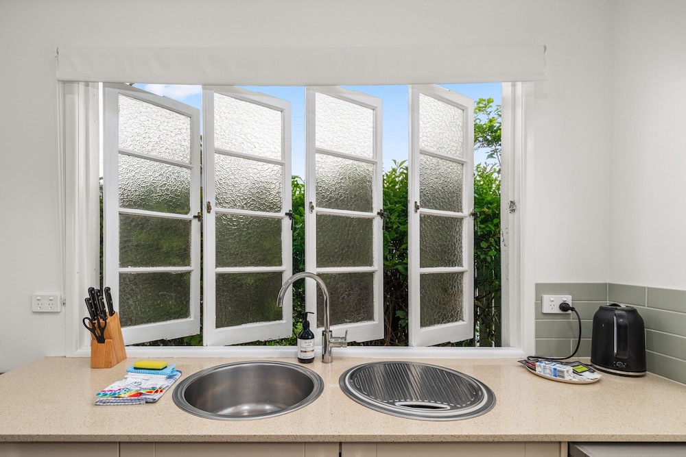 Charming 1-bed Cottage With Garden Retreat