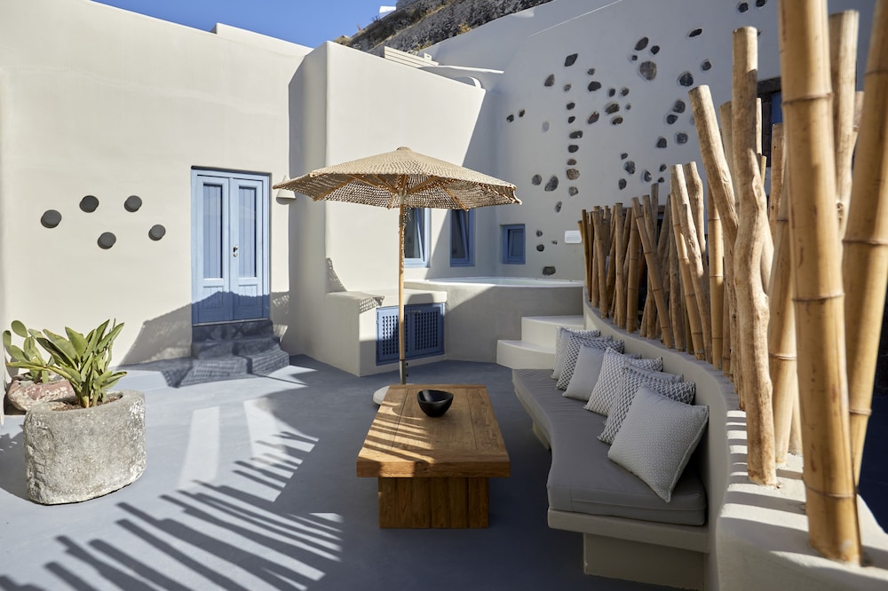 Luna Santorini Suites