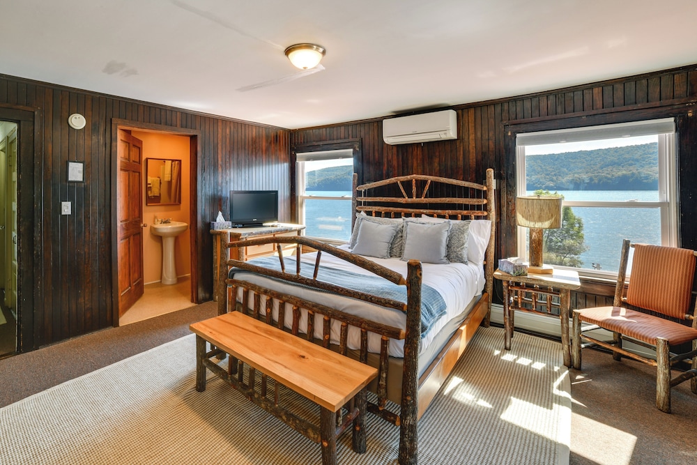Hatch's Landing: Lake Ostego Home
