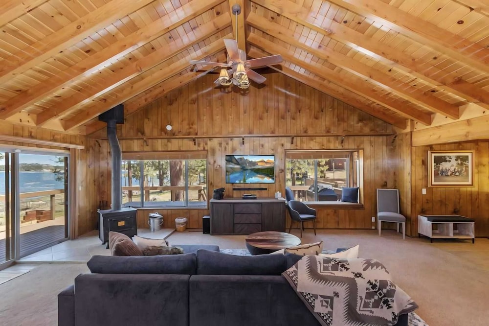 Sleeps 23 2 Homes, Lakefront, Private Dock, Hot Tub, Game Room, Swingset, View