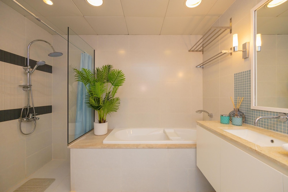 Sophisticated 1BR Palm Apt w Beach Access