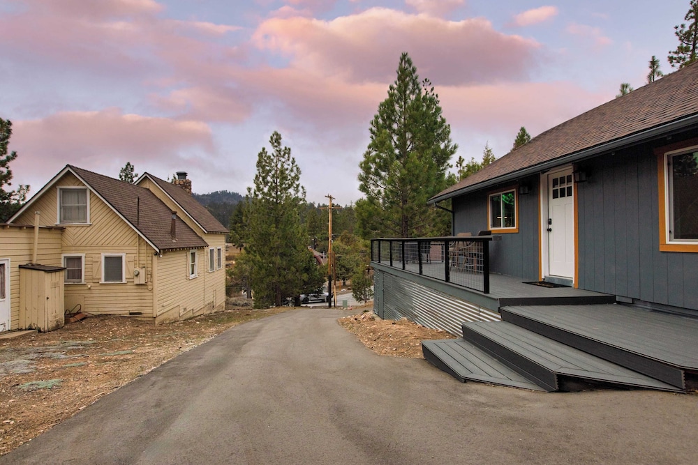 Cozy 2BR Fawnskin Cabin Big Bear Lake, Hiking Trails & Snow Summit Nearby