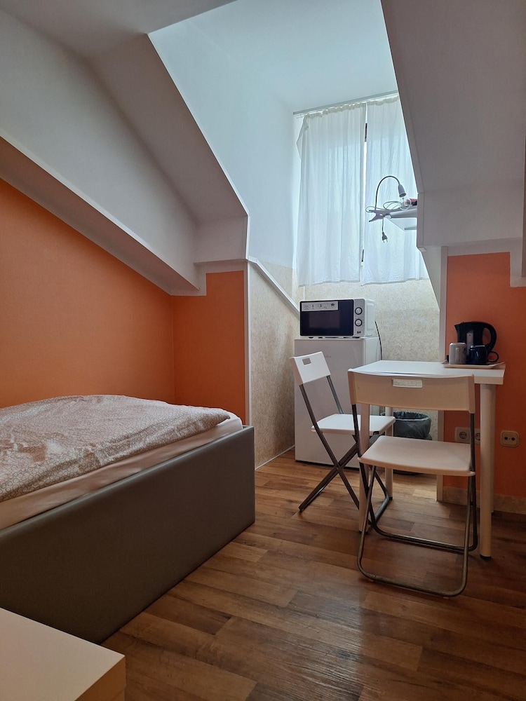 2-Rent Group Hostel Rooms AUB162