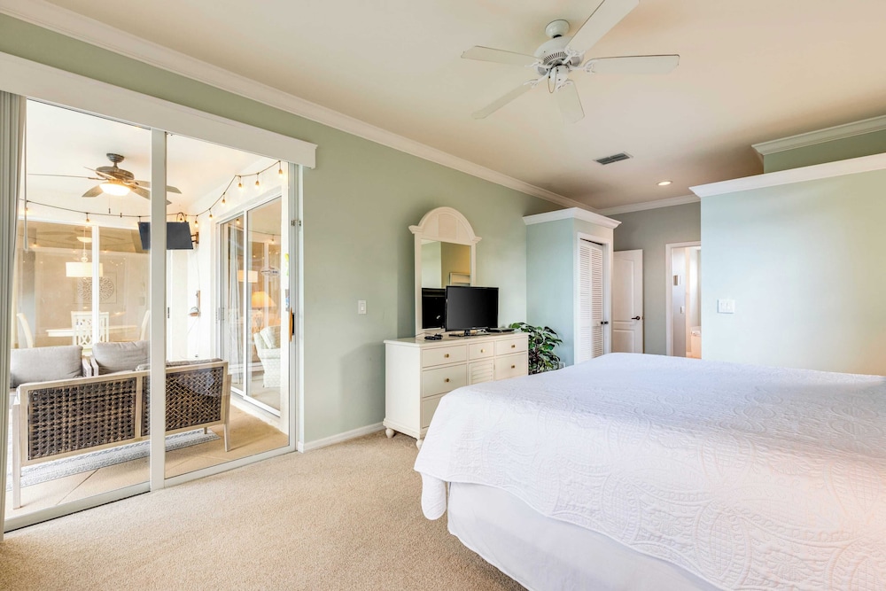 Private Pool, Pond Views, & Bonus Lounge in Gated Naples Community Drive to Dining & Sand