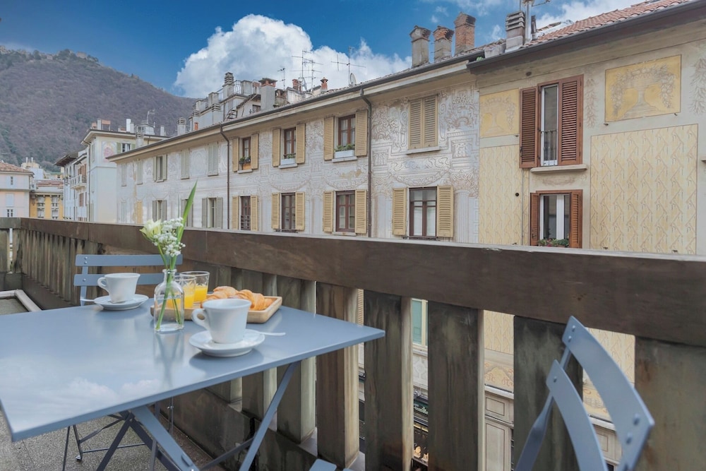 Garibaldi's Balcony by Rent all Como