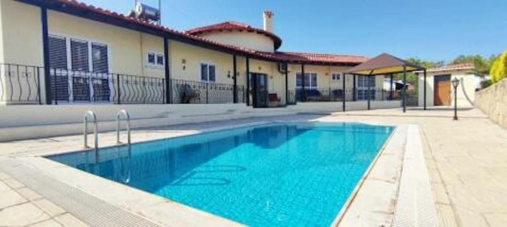 Villa - Private Pool, Free Parking & pet Friendly
