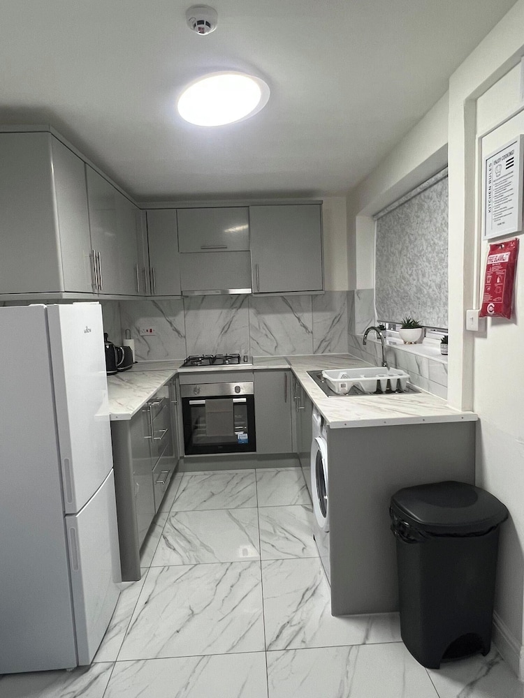Lodge - Sleeps 10 & Free Parking