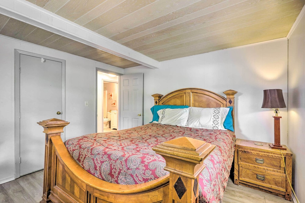 Beautiful Home With Mountain-view Deck + Smart TV view 2