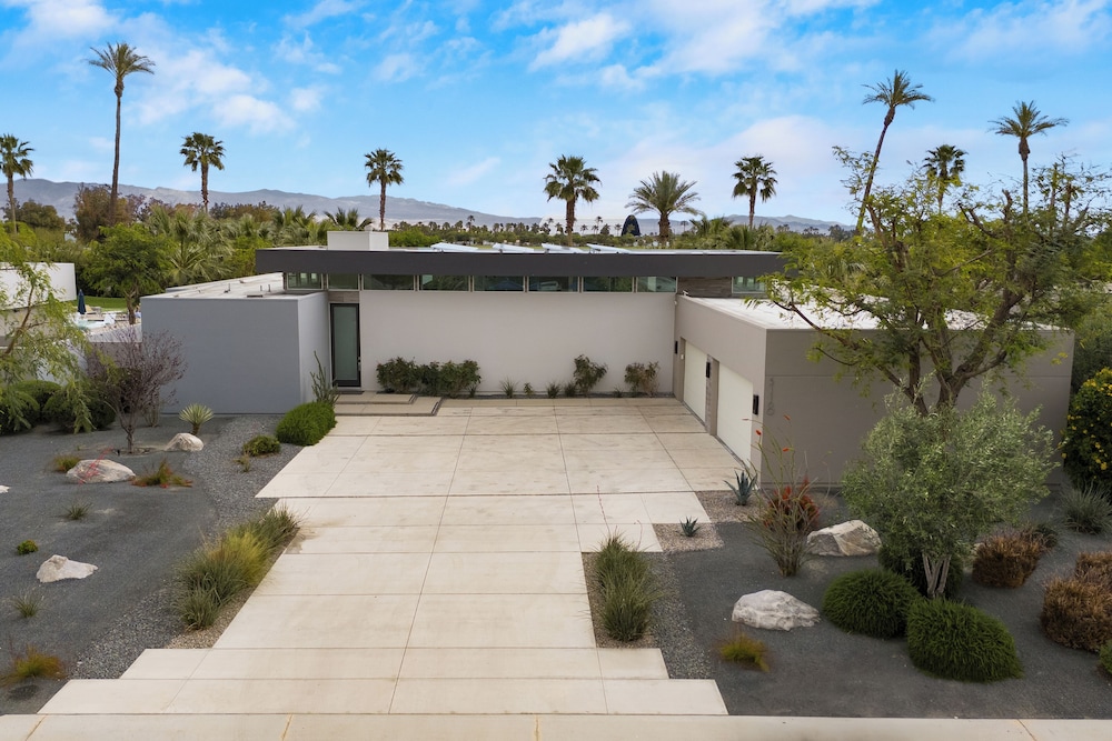 The Polo Villas by AvantStay – Modern Oasis Near Empire Polo Club