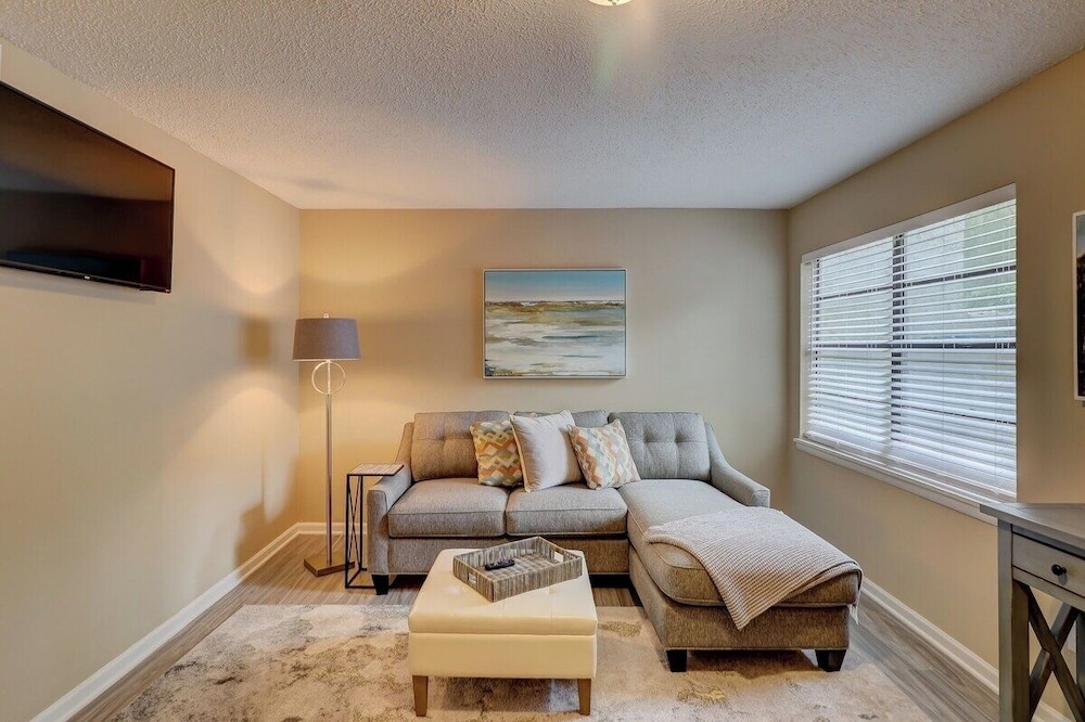 Renovated 2BR Hilton Head Home Walk to Shops