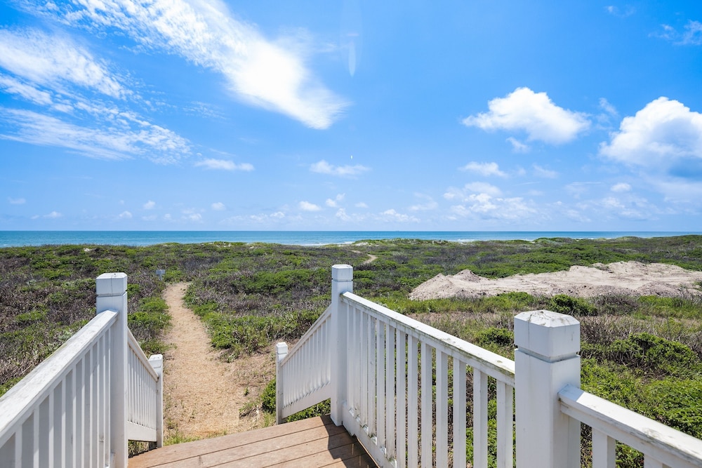 Palm House - Private Beachfront House 3 Bedroom Home by RedAwning