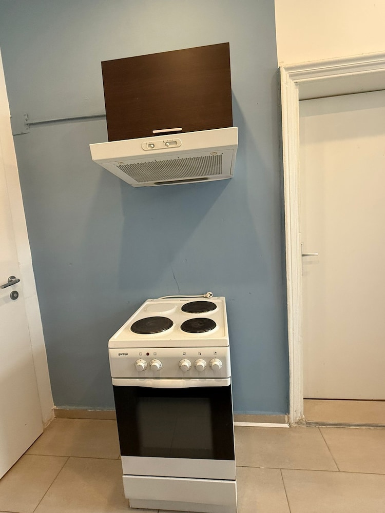 1BR Plus LR Apt Top Vienna Location