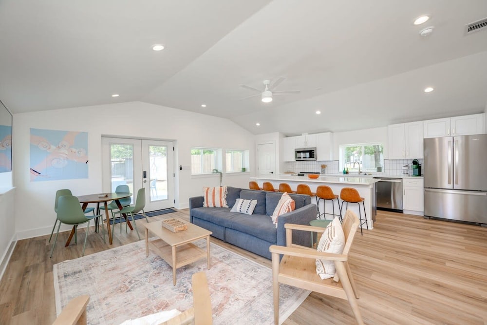 Modern 3 2 two Kings hot tub Fire pit 16min to Wine Trail Nearby Pickleball Courts Pools