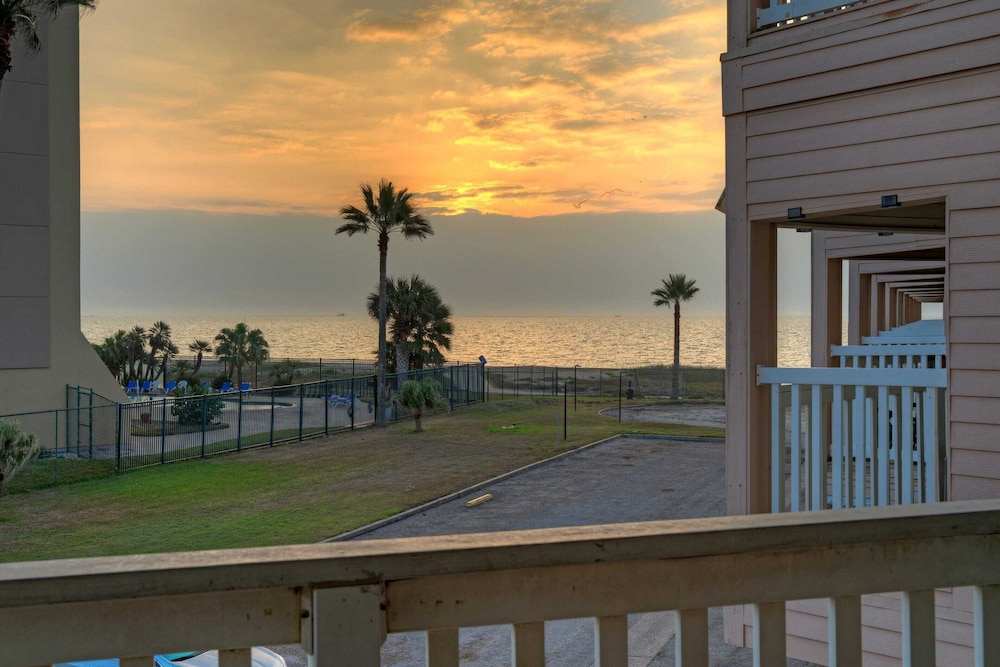 Private Balcony w/ Ocean View Pool & Hot Tub Access Ocean Echo by Avantstay