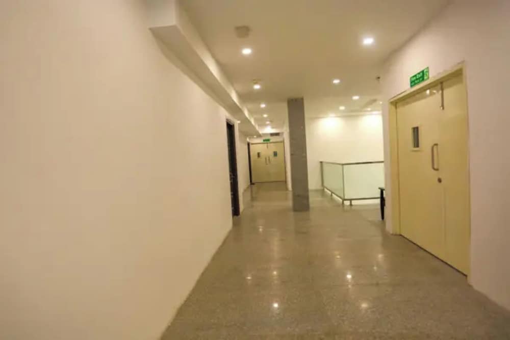 Fabhotel Crown Dx