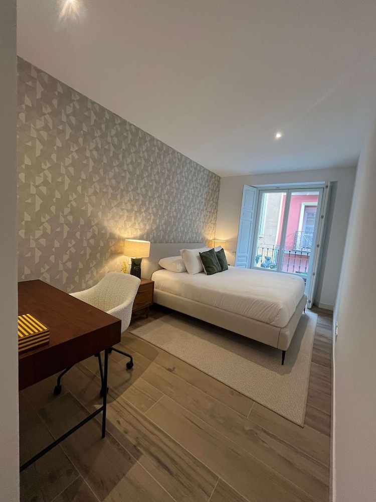 w Chic Urban 3BR w Sunny Terrace in Chueca