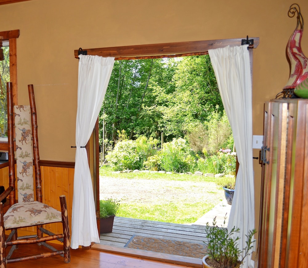 Alderwood Cottage & Suite - Bowen Island