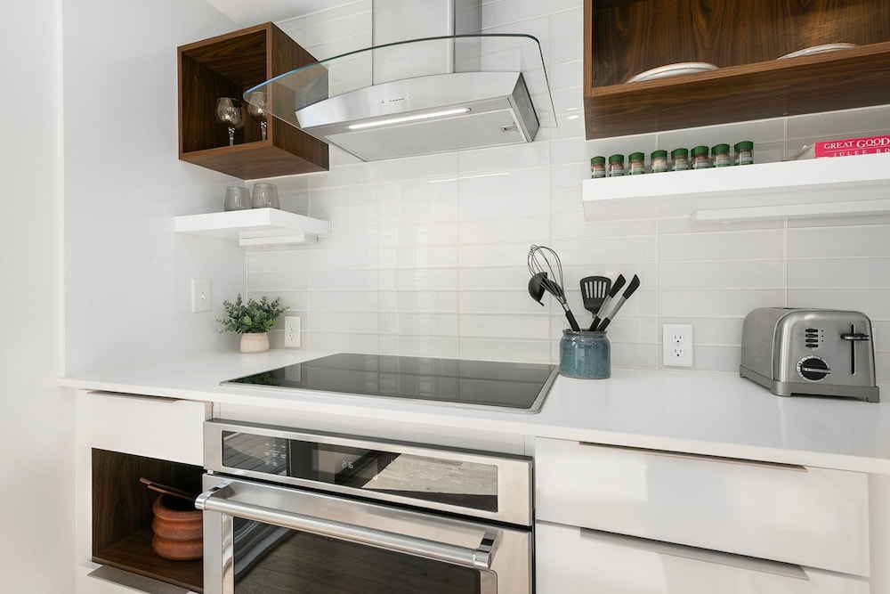 The Overlook - Luxe Old Town Condo w/ King Suite