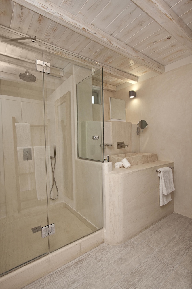 Allure Suites en Santorini — bathroom