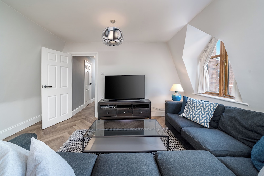 Chic 2BR Battersea Flat - Terrace & Pet-Friendly