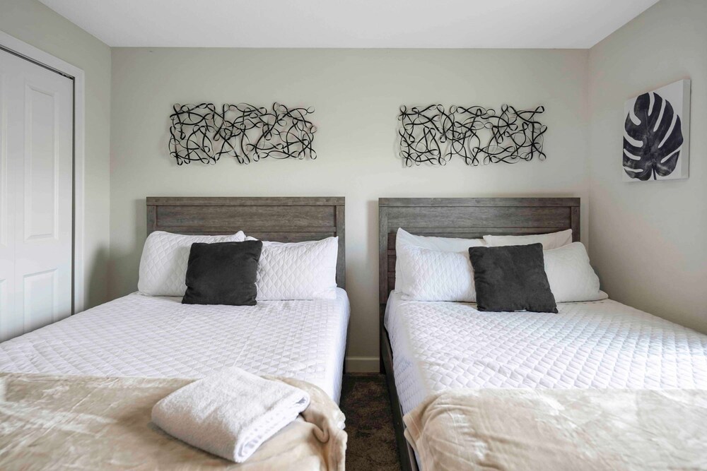 Stylish 4BR Pool Townhome Storey Lake