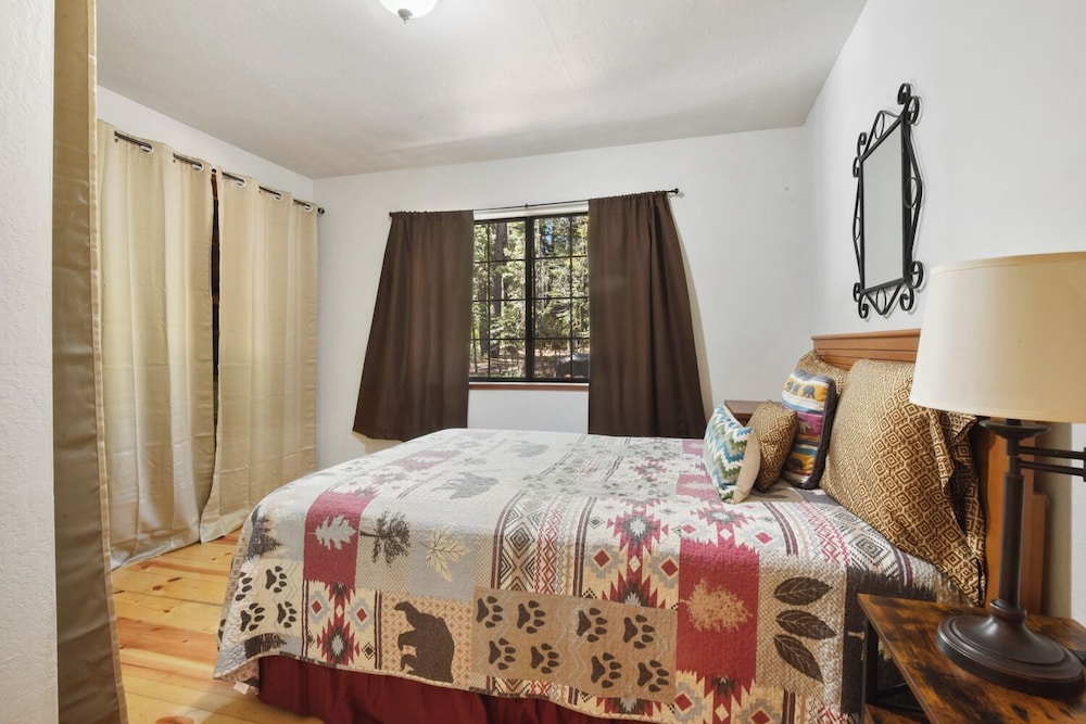 Elm Street Getaway Sleeps 8!