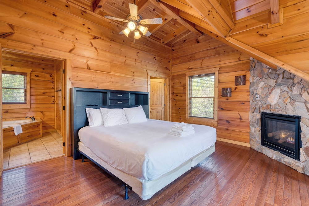 Luxury Cabin w/ Elevator, Theater & Hot Tub Near Dollywood Smoky Vista Lodge