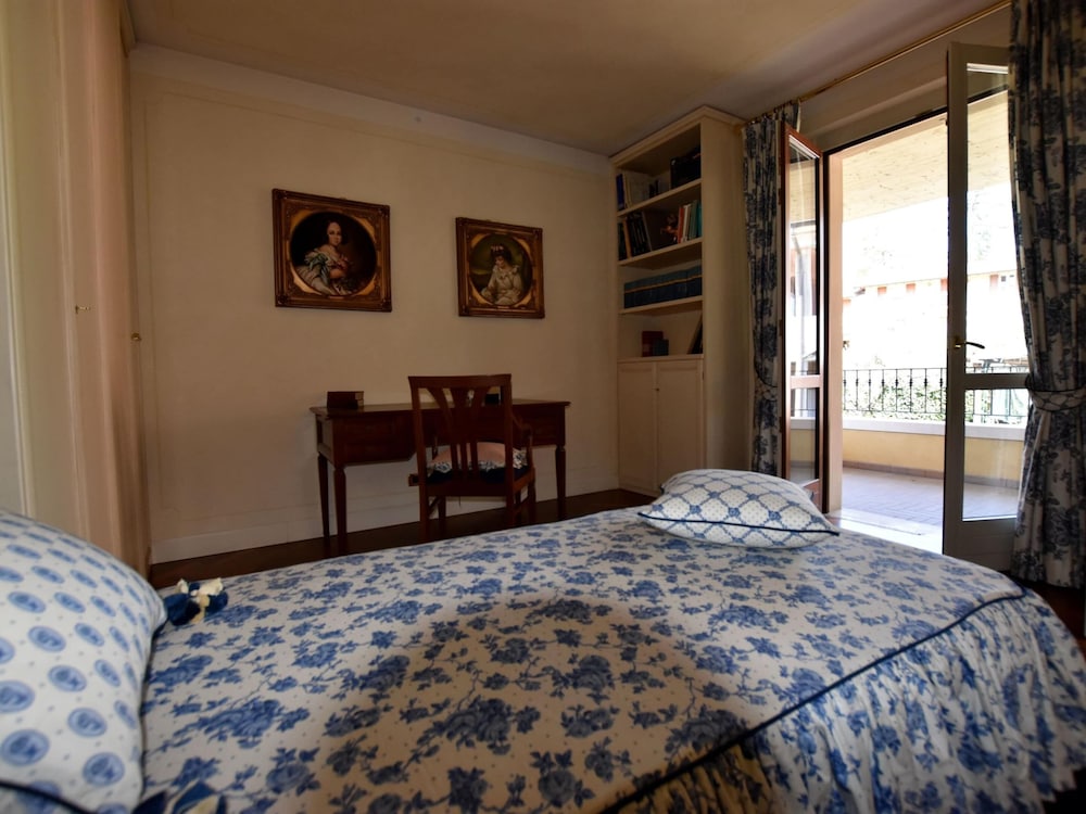 Luxurious Villa in Lombardy with Garden & Hot Tub view 3
