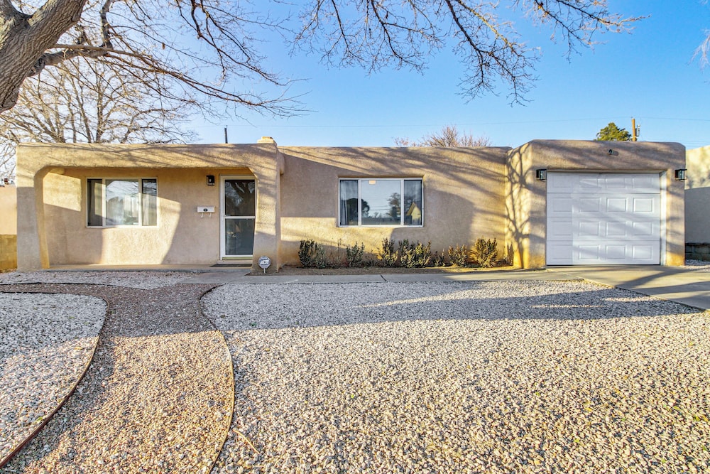 Cozy Home w/ Grill & Games in Albuquerque!