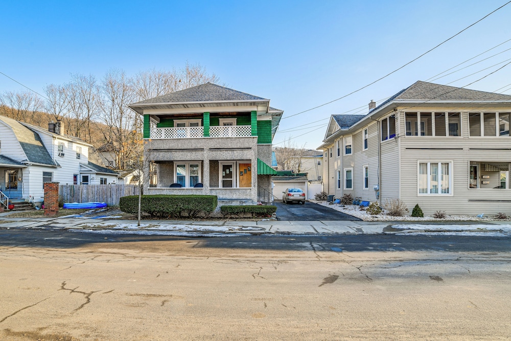 1 Mi to Dtwn Binghamton: Apt w/ Covered Balcony!