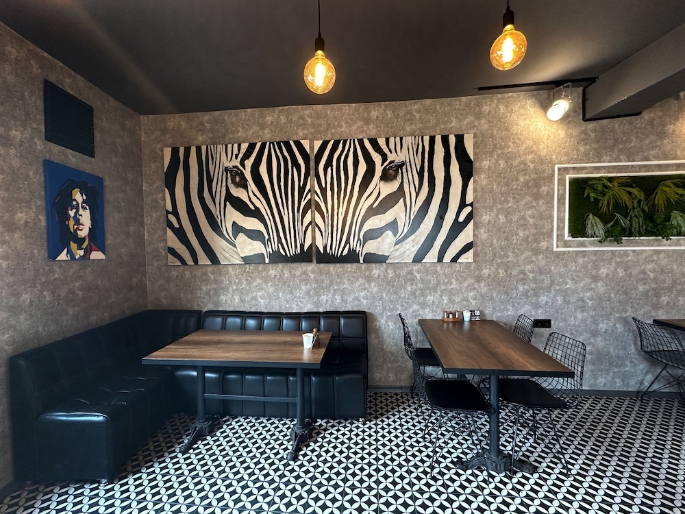 Black Art Otel - Image 13