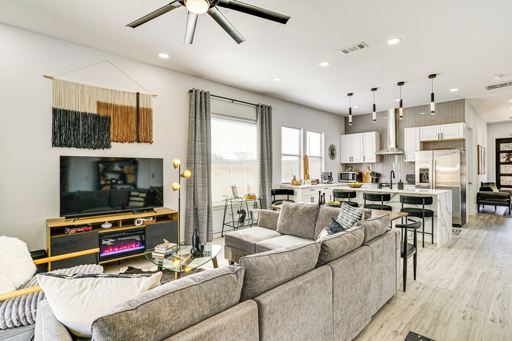 Walk to Lake: Modern Pet-friendly Home in Granbury