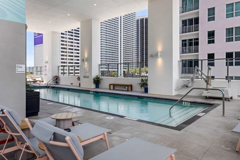 Relax Above Miami Skyline Views Gym Pool